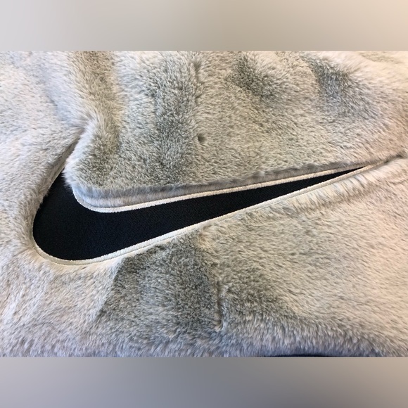 NWT Nike Essentials Faux Fur Jacket - Picture 9 of 10